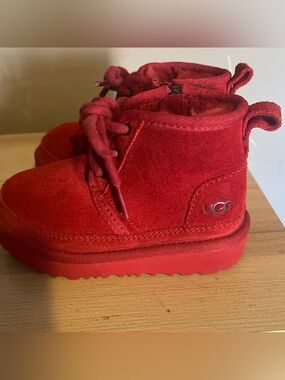 Toddler Ugg neumal size 8T Red boots very good condition like new